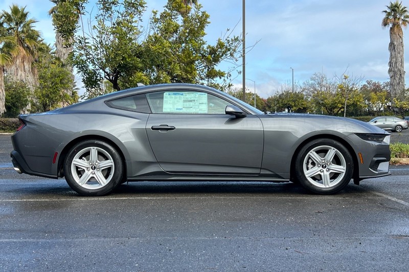 Ford Mustang Vehicle Full-screen Gallery Image 02
