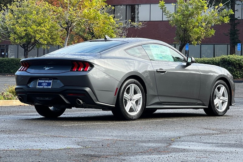 Ford Mustang Vehicle Full-screen Gallery Image 03