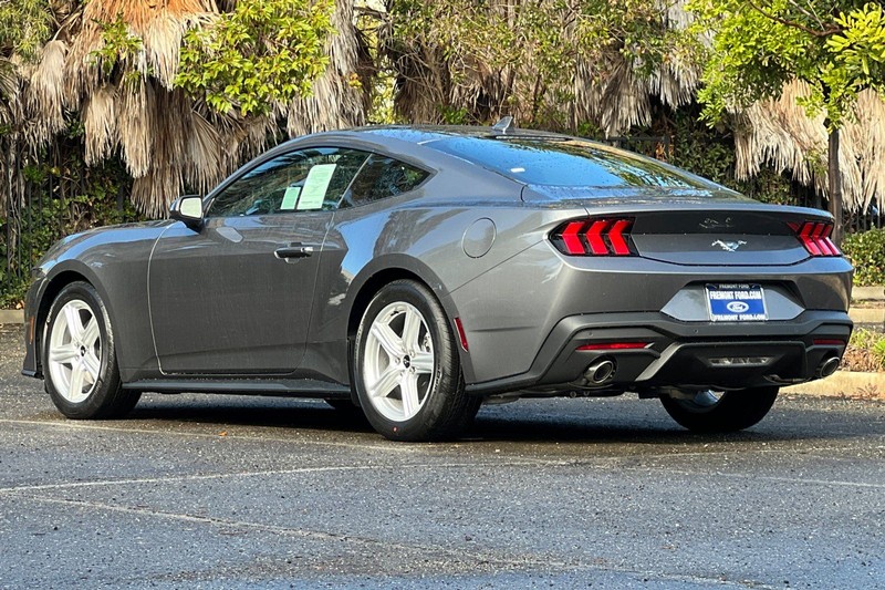 Ford Mustang Vehicle Full-screen Gallery Image 05