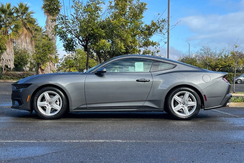 Ford Mustang Vehicle Full-screen Gallery Image 06