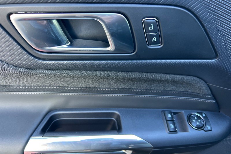 Ford Mustang Vehicle Full-screen Gallery Image 10