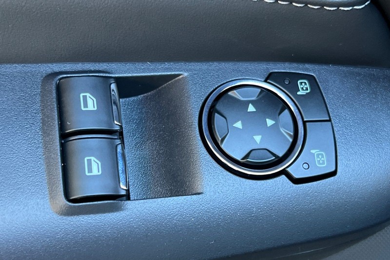 Ford Mustang Vehicle Full-screen Gallery Image 11