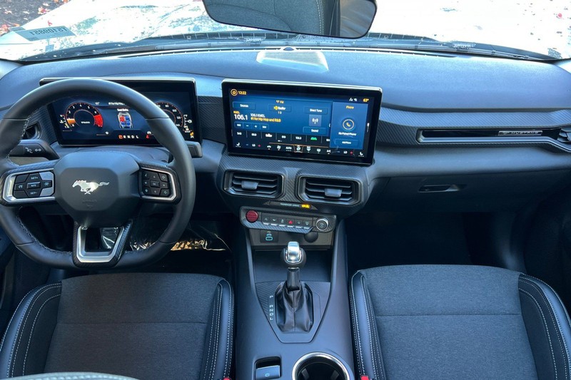 Ford Mustang Vehicle Full-screen Gallery Image 13