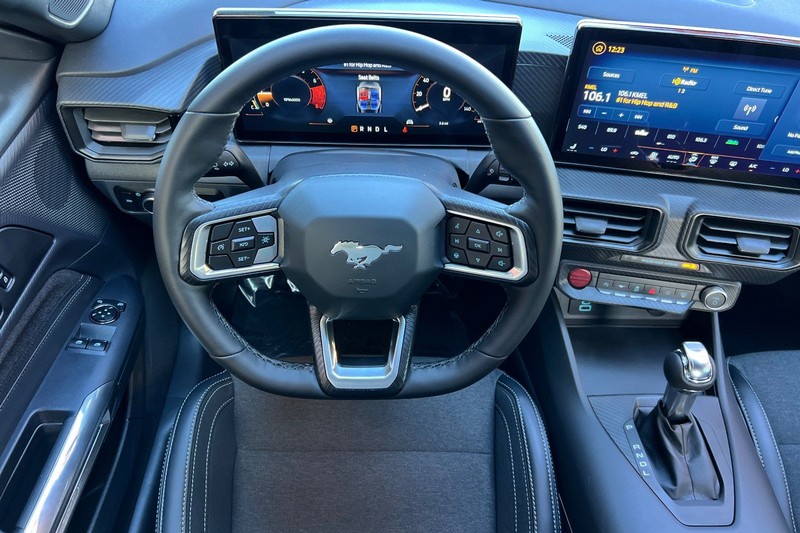 Ford Mustang Vehicle Full-screen Gallery Image 14