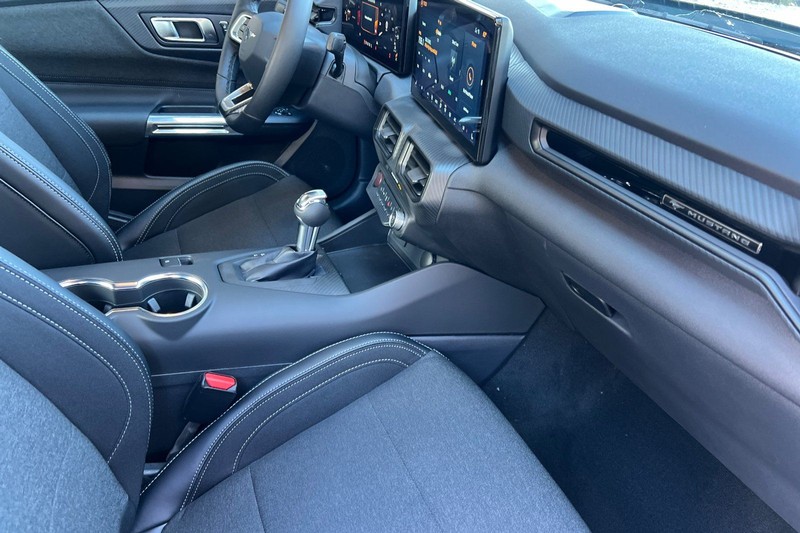 Ford Mustang Vehicle Full-screen Gallery Image 15