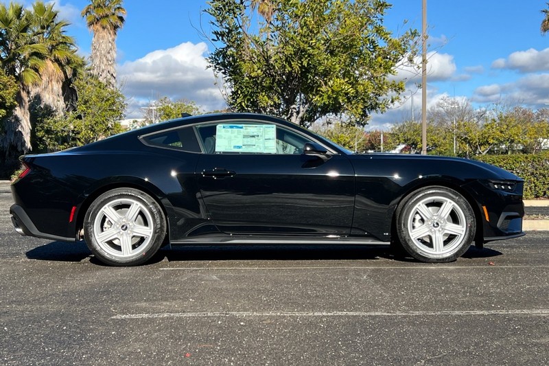 Ford Mustang Vehicle Full-screen Gallery Image 02