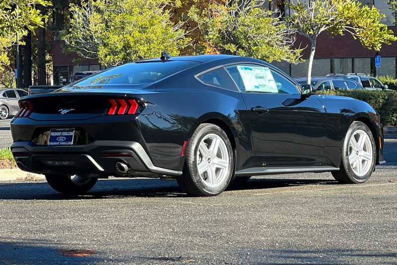Ford Mustang Vehicle Full-screen Gallery Image 03