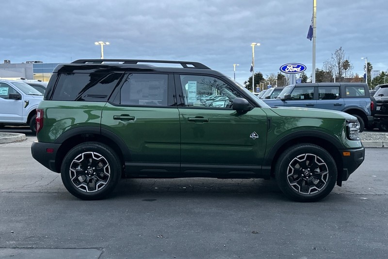 Ford Bronco Sport Vehicle Full-screen Gallery Image 02