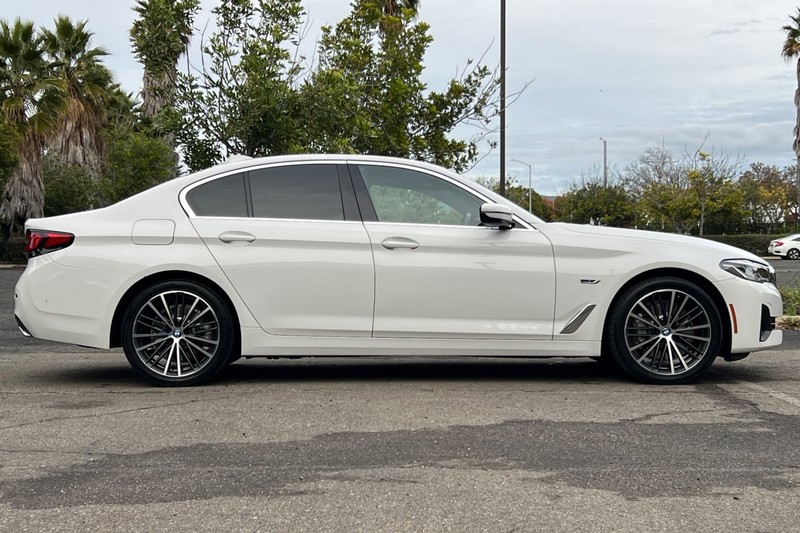 BMW 5 Series Vehicle Full-screen Gallery Image 02