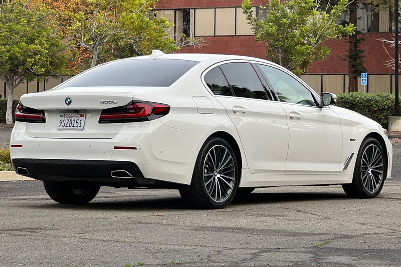 BMW 5 Series Vehicle Full-screen Gallery Image 03