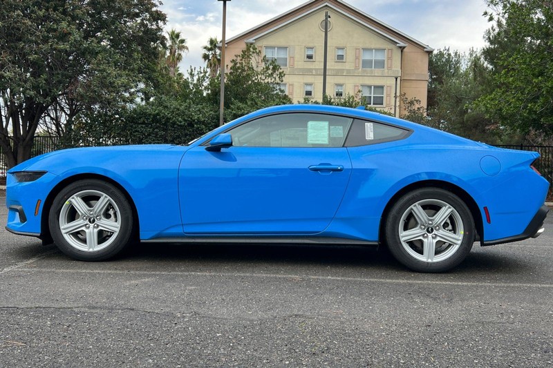 Ford Mustang Vehicle Full-screen Gallery Image 06