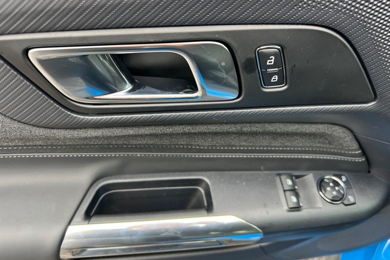 Ford Mustang Vehicle Full-screen Gallery Image 10