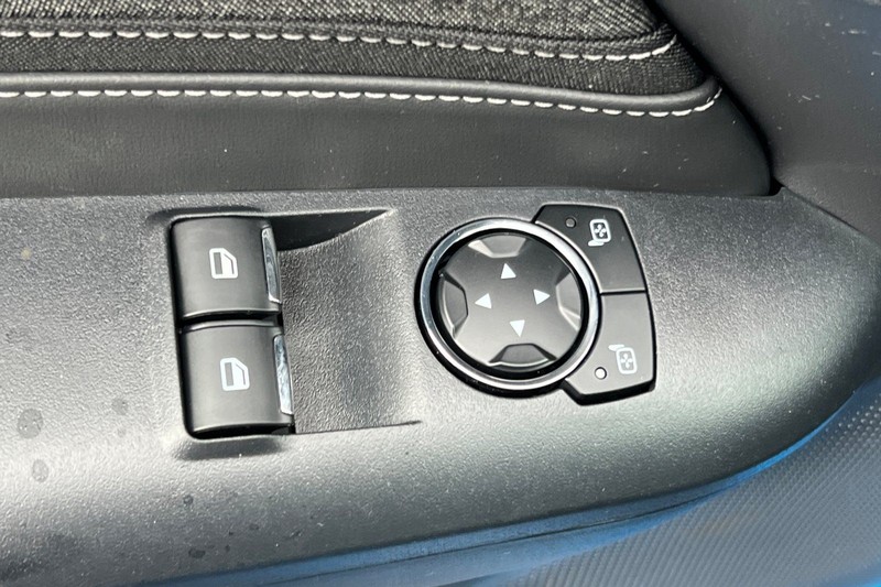 Ford Mustang Vehicle Full-screen Gallery Image 11