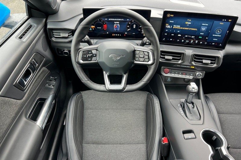 Ford Mustang Vehicle Full-screen Gallery Image 14