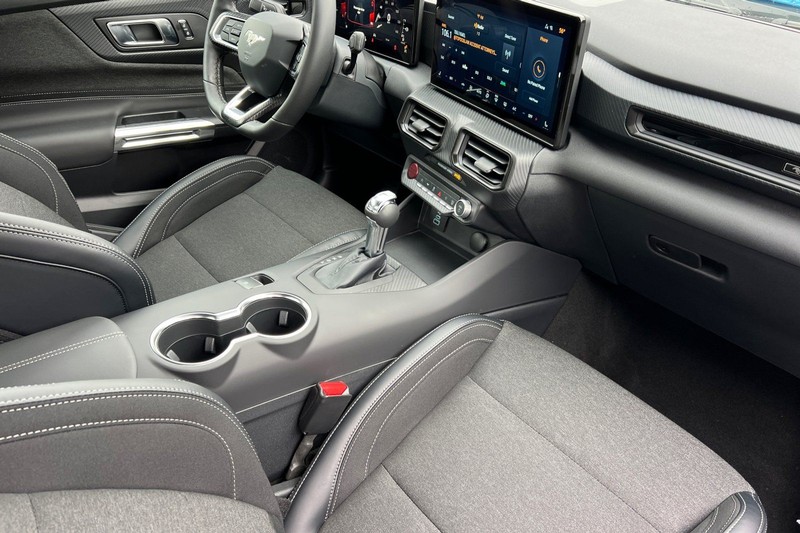 Ford Mustang Vehicle Full-screen Gallery Image 15