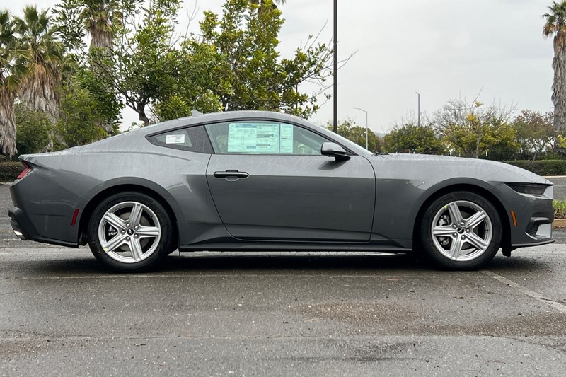Ford Mustang Vehicle Full-screen Gallery Image 02