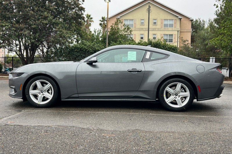 Ford Mustang Vehicle Full-screen Gallery Image 06