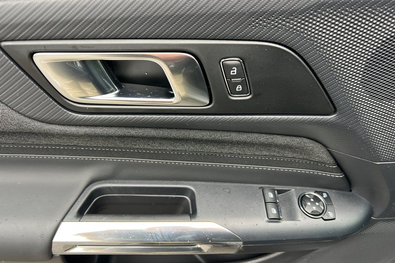 Ford Mustang Vehicle Full-screen Gallery Image 10