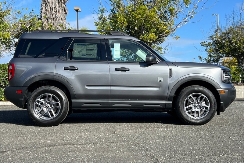 Ford Bronco Sport Vehicle Full-screen Gallery Image 02