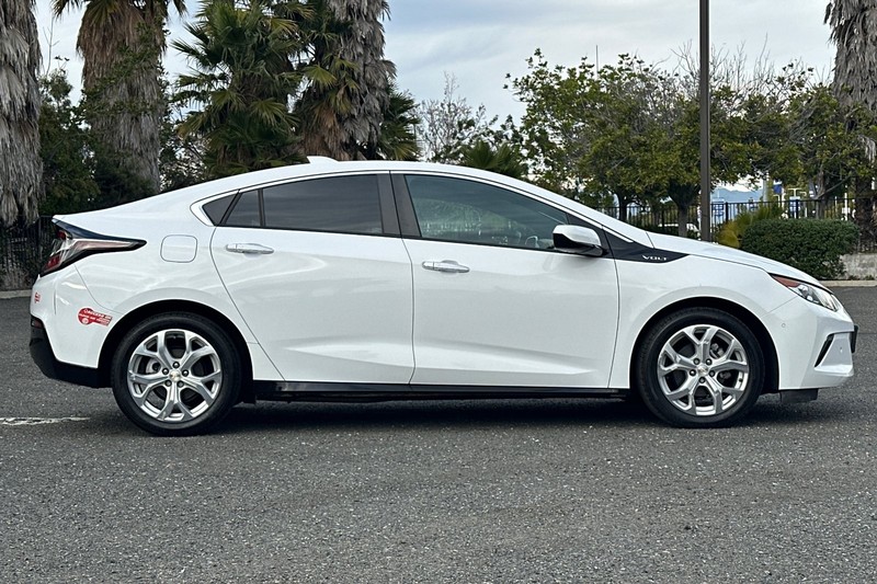 Chevrolet Volt Vehicle Full-screen Gallery Image 02