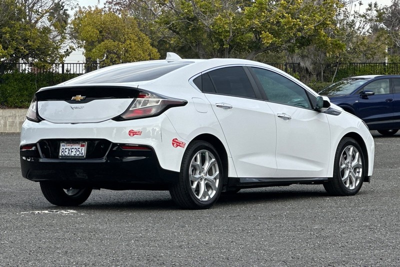 Chevrolet Volt Vehicle Full-screen Gallery Image 03