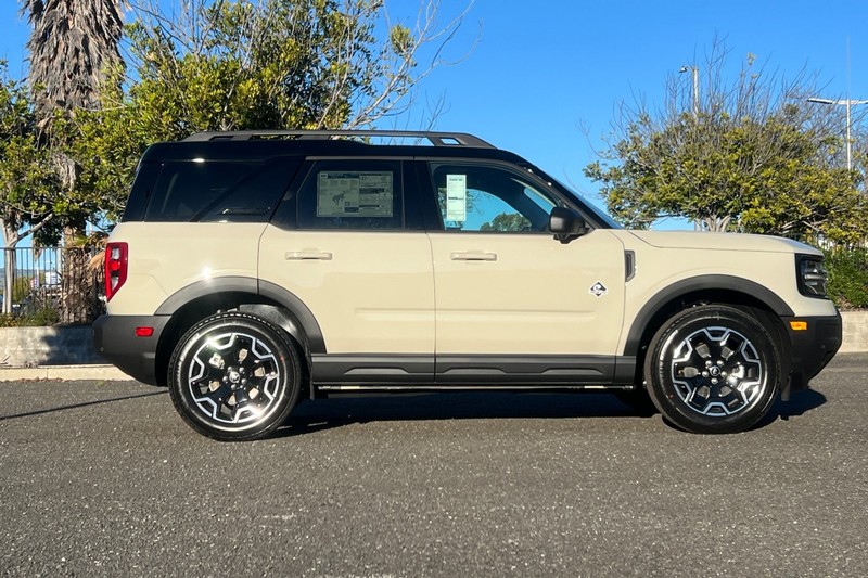 Ford Bronco Sport Vehicle Full-screen Gallery Image 02