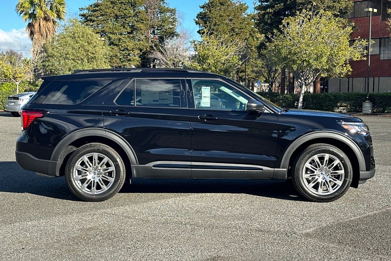 Ford Explorer Vehicle Full-screen Gallery Image 02