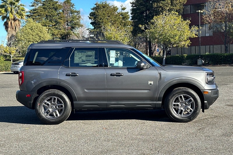 Ford Bronco Sport Vehicle Full-screen Gallery Image 02