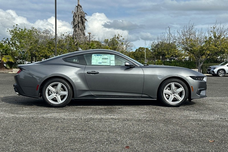Ford Mustang Vehicle Full-screen Gallery Image 02