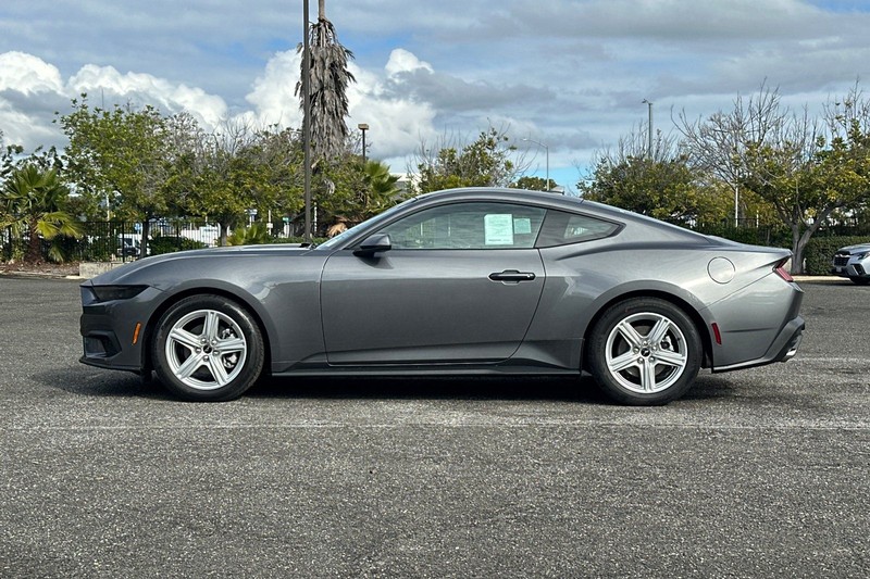 Ford Mustang Vehicle Full-screen Gallery Image 06