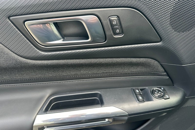 Ford Mustang Vehicle Full-screen Gallery Image 10