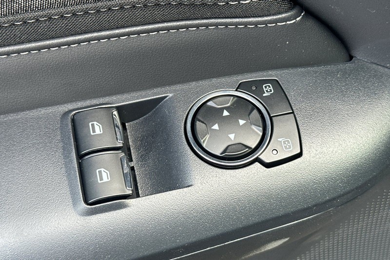 Ford Mustang Vehicle Full-screen Gallery Image 11