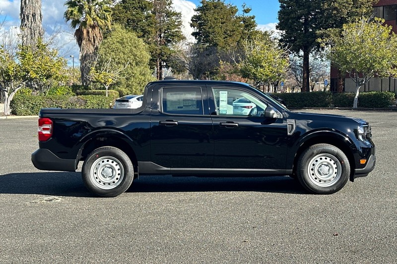 Ford Maverick Vehicle Full-screen Gallery Image 02