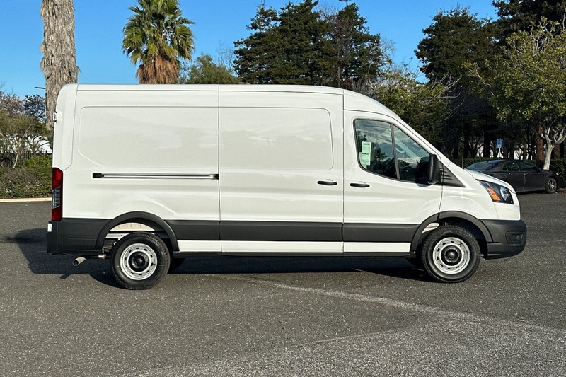 Ford Transit-250 Vehicle Full-screen Gallery Image 02