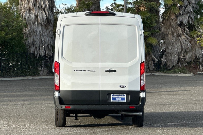 Ford Transit-250 Vehicle Full-screen Gallery Image 04