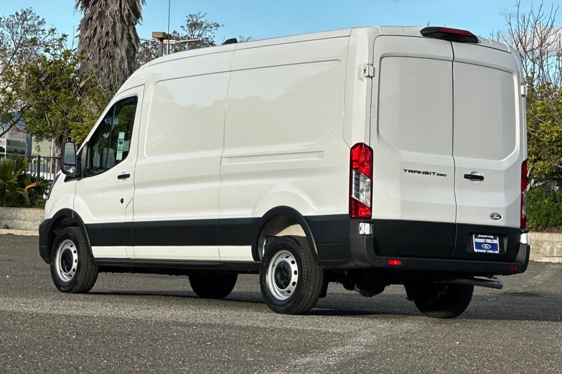Ford Transit-250 Vehicle Full-screen Gallery Image 05