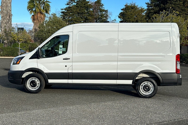 Ford Transit-250 Vehicle Full-screen Gallery Image 06