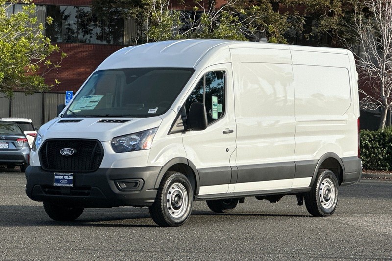 Ford Transit-250 Vehicle Full-screen Gallery Image 07