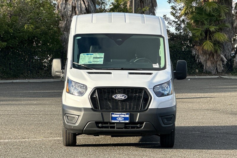 Ford Transit-250 Vehicle Full-screen Gallery Image 08