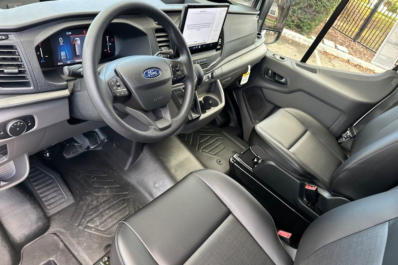 Ford Transit-250 Vehicle Full-screen Gallery Image 09