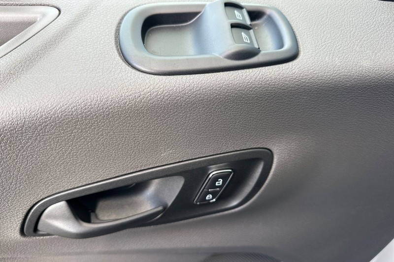 Ford Transit-250 Vehicle Full-screen Gallery Image 10