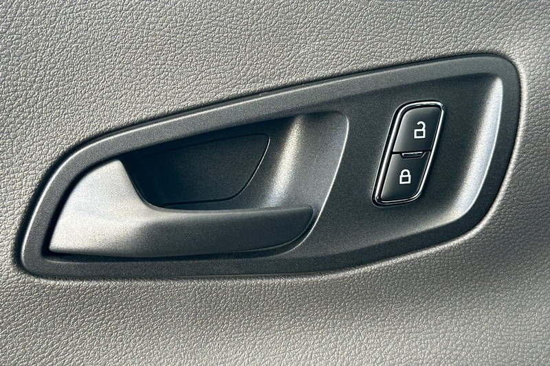 Ford Transit-250 Vehicle Full-screen Gallery Image 11