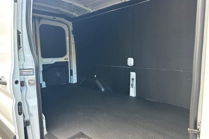 Ford Transit-250 Vehicle Full-screen Gallery Image 12