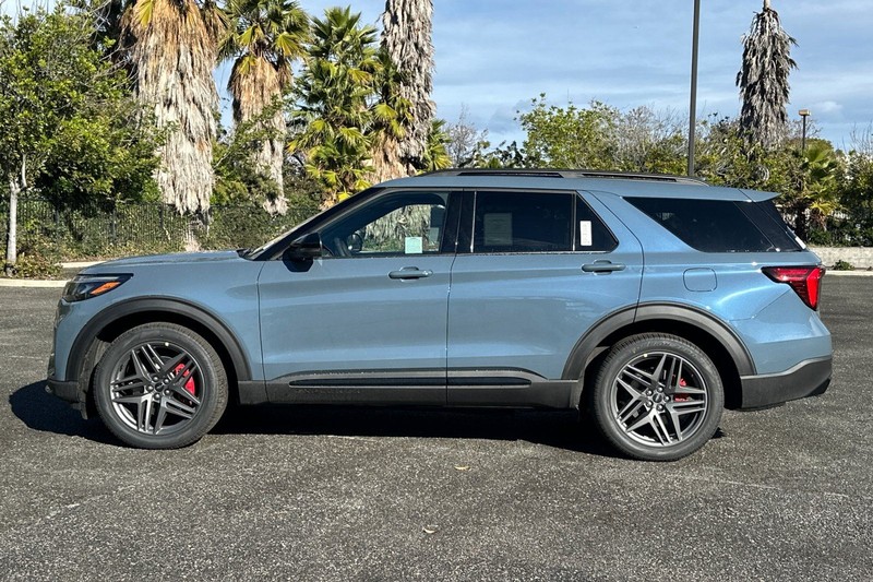 Ford Explorer Vehicle Full-screen Gallery Image 06