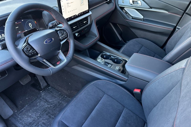 Ford Explorer Vehicle Full-screen Gallery Image 09