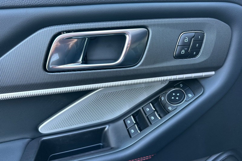 Ford Explorer Vehicle Full-screen Gallery Image 10