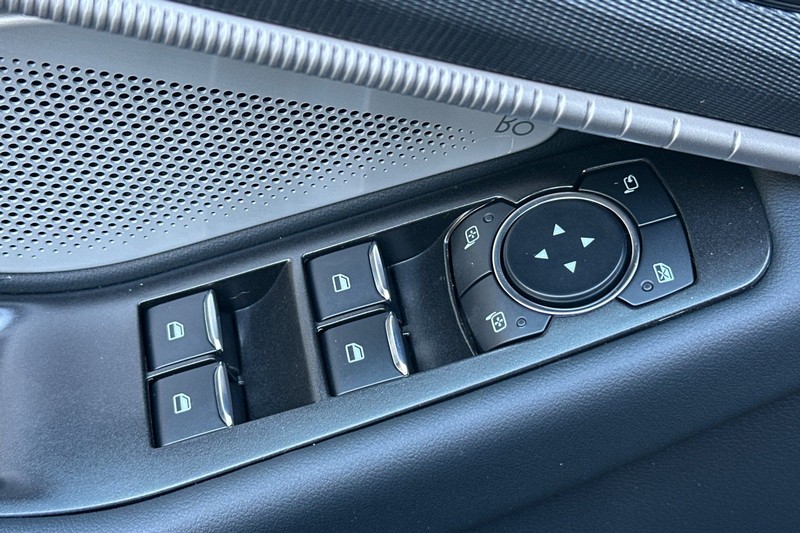 Ford Explorer Vehicle Full-screen Gallery Image 11