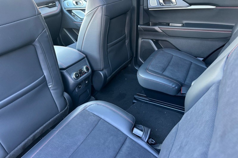 Ford Explorer Vehicle Full-screen Gallery Image 12