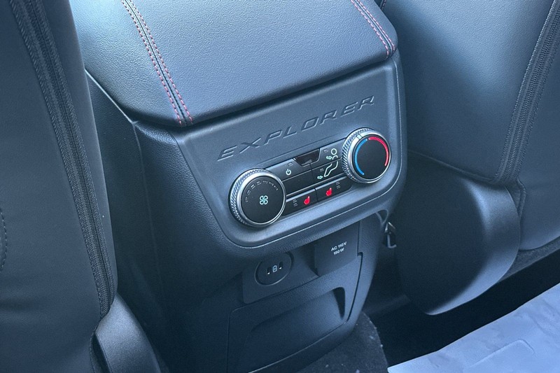 Ford Explorer Vehicle Full-screen Gallery Image 13