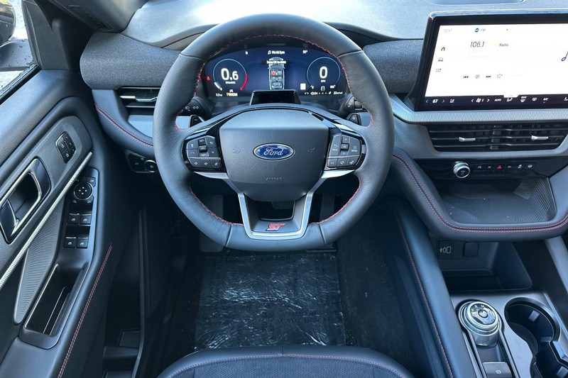 Ford Explorer Vehicle Full-screen Gallery Image 15